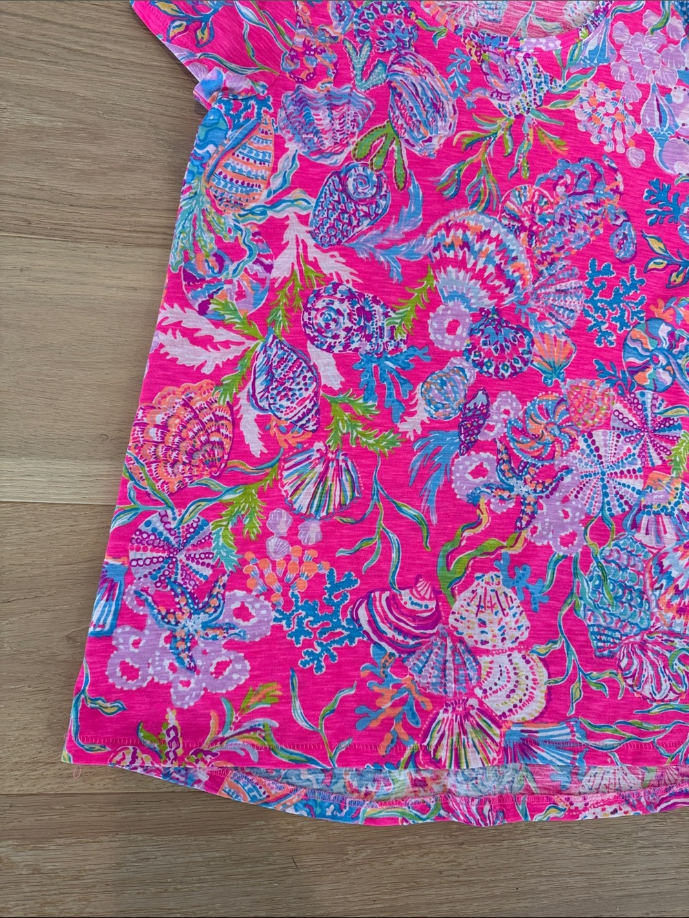 NWOT Lilly Pulitzer Hot Pink Floral Shell Print Short Sleeve Women’s Tee size S - Picture 5 of 8